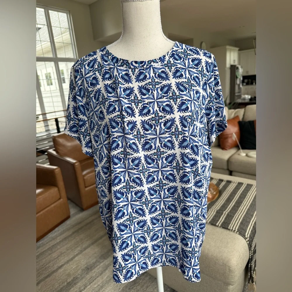 LOFT Blue and White Tile Print Short Sleeve blouse - Picture 5 of 11